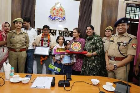 छह पुलिसकर्मियों को सेवानिवृत्ति पर भावभीनी विदाई, एसपी ने माल्यार्पण कर शॉल व रामायण-गीता भेंट की