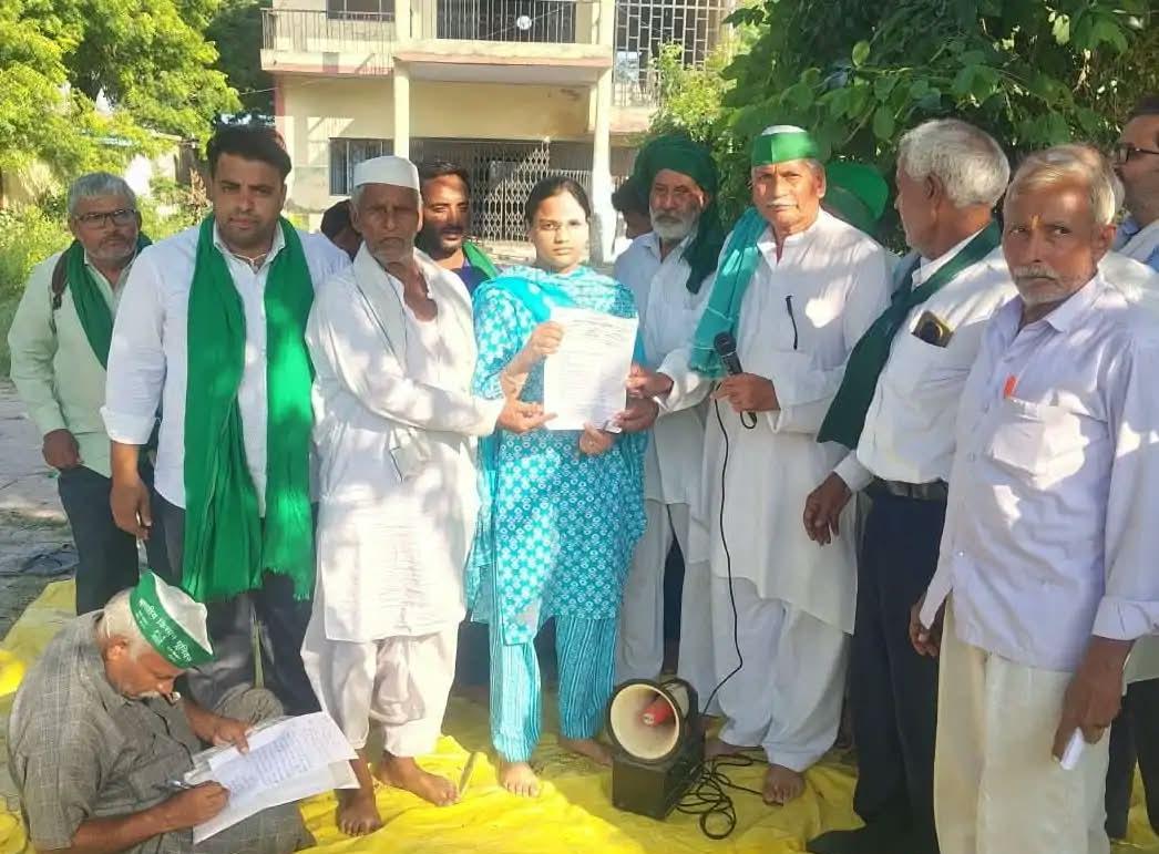 सादाबाद : किसान भवन के पुनर्निर्माण की मांग, किसान संगठन ने नायब तहसीलदार को सौंपा विधायक ने नाम ज्ञापन