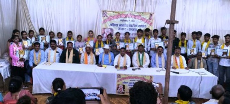 मेला श्री दाऊ जी महाराज में मेधावी छात्र-छात्राओं का सम्मान, समाज की एकता और शिक्षा पर दिया जोर