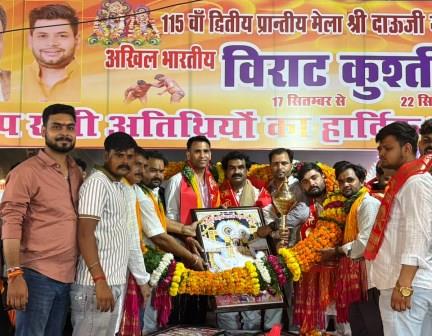 श्री दाऊजी मेले के विराट कुश्ती दंगल में चौथे दिन की 3 लाख 51 हज़ार रुपए ईनामी अंतिम कुश्ती अंकित पहलवान व भोला पहलवान के बीच बराबर रही, दंगल कमेटी ने किया भाजपा प्रदेश मंत्री यतेंद्र शर्मा का स्वागत