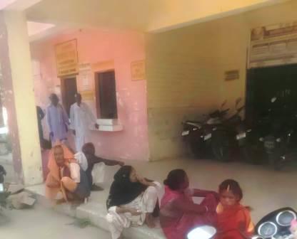 हसायन : समय परिवर्तन होने के बाद भी सी.एच.सी. में निर्धारित समय पर नहीं आए चिकित्सक, स्वास्थ्य कर्मी