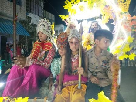 हसायन : मर्यादा पुरुषोत्तम भगवान श्रीराम की तीन अनुज भ्राताओं के साथ निकाली बारात शोभायात्रा,नगर में श्रीराम भक्तों ने किया पुष्प वर्षा कर स्वागत