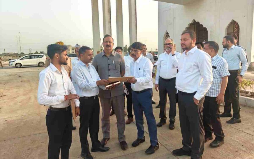 हसायन : मंडलायुक्त ने चार सौ तिरासी एकड़ में विकसित हो रहे औद्योगिक क्षेत्र सलेमपुर का किया स्थलीय निरीक्षण