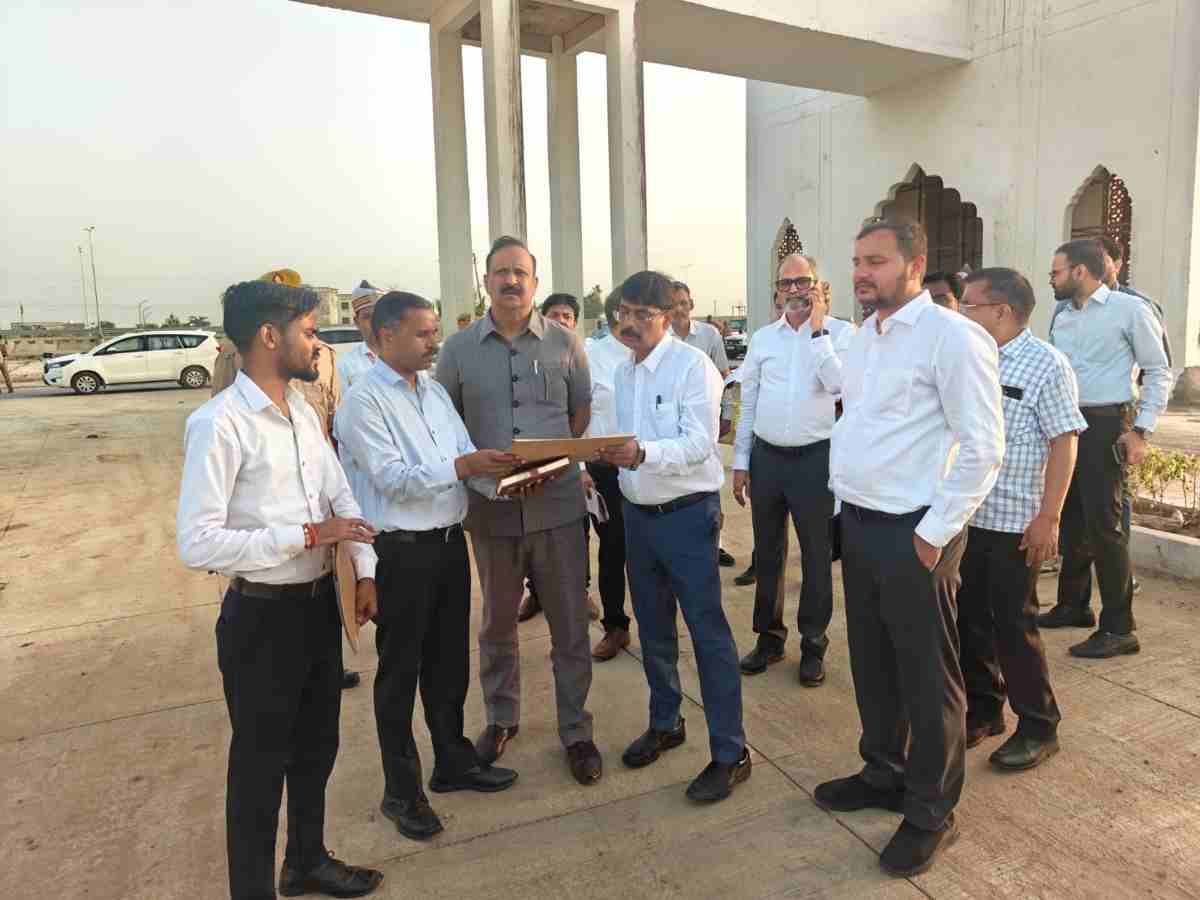 हसायन : मंडलायुक्त ने चार सौ तिरासी एकड़ में विकसित हो रहे औद्योगिक क्षेत्र सलेमपुर का किया स्थलीय निरीक्षण
