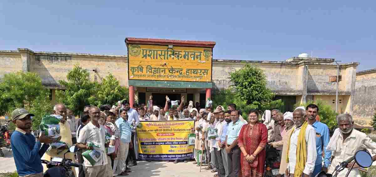 हसायन : कृषि विज्ञान केंद्र पर कृषि वैज्ञनिकों ने किसानों को वितरित किया सरसों का उन्नत बीज