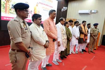 हाथरस में डीएम-एसपी और विधायकों ने देखा ग्राम प्रहरी सम्मान कार्यक्रम, स्थानीय सूचना तंत्र मजबूत करने पर जोर