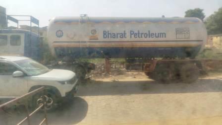 हसायन : राष्ट्रीय राजमार्ग के सर्विस रोड पर गैस टैंकलारी खडा़ करने पर की टैंकलारी सहित पुलिस ले आई कोतवाली,पुलिस ने वाहन चालक के खिलाफ की कार्यवाही