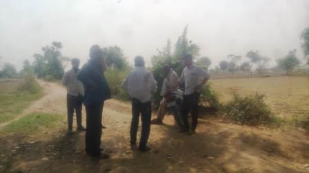 हसायन : बिना अनुमति के बाहरी जनपद से लकड़ी लेकर जा रही भरी कैंटर को बिना कार्यवाही के छोडा