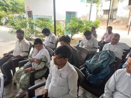 हसायन : काली पट्टी बांधकर समाधान दिवस में कार्य करने पहुंचे राजस्व कर्मी, उत्तर प्रदेश लेखपाल संघ के आह्वान पर चल रहा शांतिपूर्ण विरोध प्रदर्शन