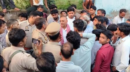 हसायन : पहले श्रीरामबारात की अनुमति लेकर आओ तब निकाल लेना श्रीराम बारात, कानऊ गांव में श्रीराम बारात कार्यक्रम के आयोजन को पुलिस ने रोका