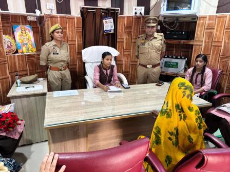हसायन : शारदीय नवरात्र में बालिका को बनाया गया एक दिवसीय कोतवाल छात्राओं को कोतवाली, बुलाकर पुलिस की कार्यप्रणाली से कराया परिचित