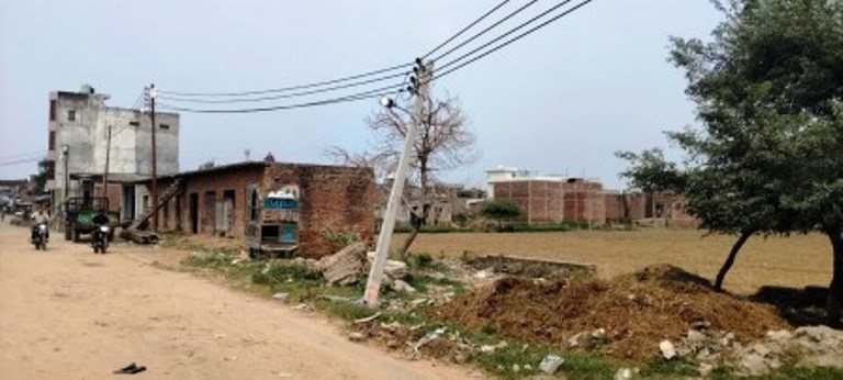 हसायन : अज्ञात वाहन ने बिजली का खंभा तोड़ा विद्युत आपूर्ति हुई प्रभावित