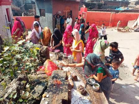हसायन : महामाई के दरबार में भक्तों ने नौ दिन पूर्ण होने पर लगाए जयकारे, शारदीय नवरात्रि के नौ दिवसीय नवरात्र के नौवें नवरात्र में महामाई सिद्धिदात्री व अष्टम महागौरी की पूजा करने उमडी भीड