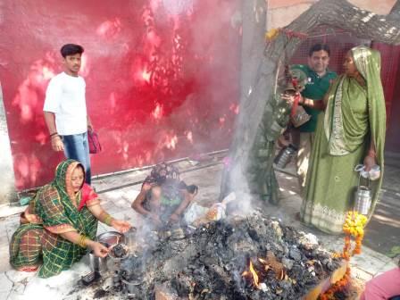 हसायन : शारदीय नवरात्रि के दस दिवसीय नवरात्र के नौवें नवरात्र में महामाई सिद्धिदात्री की पूजा करने उमडी भीड, महामाई के दरबार में भक्तों ने नौ दिन पूर्ण होने पर लगाए जयकारे