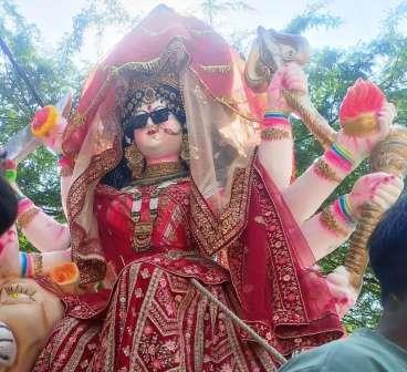 हसायन : मां भगवती का विसर्जन काले चश्मे में दिखीं नवरात्र पूरे होने पर निकाली शोभायात्रा, डीजे पर झूमे श्रद्धालु