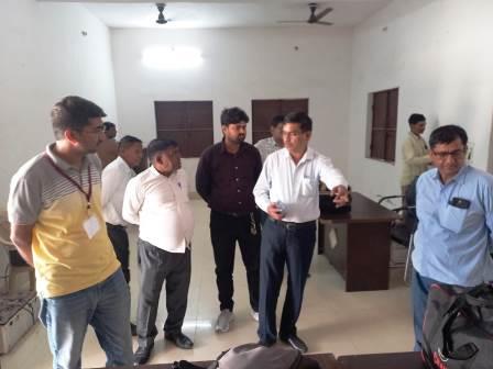हसायन : विधान परिषद सदस्य शिक्षक व स्नातक के मतदान कराए जाने के लिए पोलिंग पार्टी पहुंची मतदान केंद्र