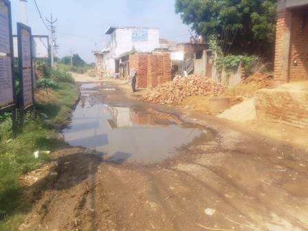 हसायन : महेबा गांव में कई वर्षो से रास्ते पर भरे हुए जलभराव होने से ग्रामीण परेशान