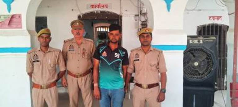 हसायन : आठ माह पहले गांव बपंडई की गौशाला में गौवंश लेकर जा रहे फरार इनामिया को पुलिस ने किया गिरफ्तार, एसटीएफ ने विजयगढ पुलिस के माध्यम से भेजा हसायन कोतवाली