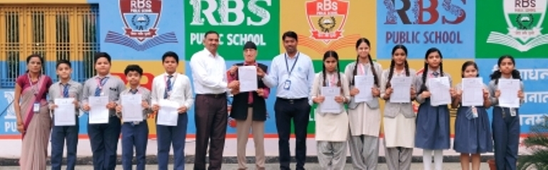 मुरसान : आरबीएस पब्लिक स्कूल के विद्यार्थियों ने पेश की मानवता की मिसाल, सर्च फाउंडेशन को दिए ₹67,188