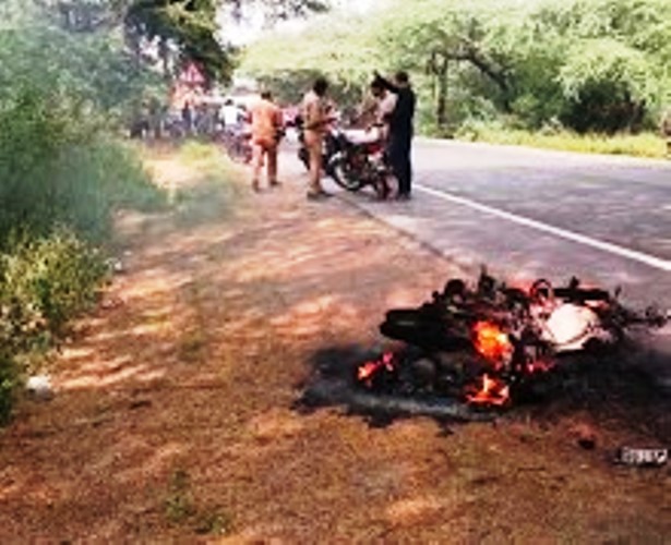 हाथरस में भीषण सड़क हादसा: अज्ञात वाहन की टक्कर से बाइक सवार दो युवकों की मौत, आग लगने से मची अफरा-तफरी