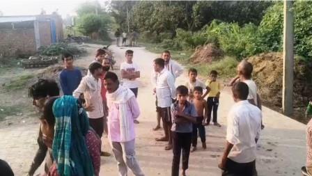 हसायन : नगला गडरिया में जर्जर हाईटेंशन विद्युत पोल बना खतरा, शिकायतों के बावजूद नहीं हुई कार्रवाई