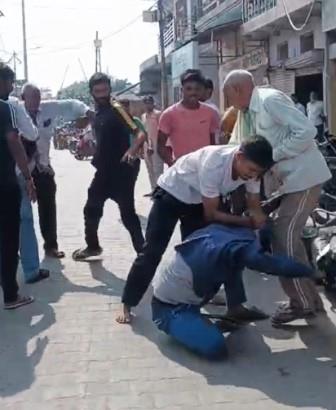 अहरई गांव में घर में घुसकर मारपीट, कोतवाली पहुंचने पर दुकान में युवक को पीटा, दऊदा गांव के 15 से 20 युवकों पर मारपीट का आरोप, घटना का वीडियो सोशल मीडिया पर वायरल