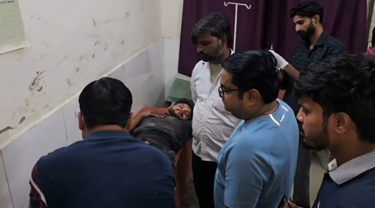 सिकंदराराऊ : स्विफ्ट कार की टक्कर से बाइक सवार युवक गंभीर घायल, अलीगढ़ रेफर, कासगंज रोड पर छोटी टिकरी गांव के पास हुआ हादसा, टक्कर मारने के बाद कार चालक मौके से फरार