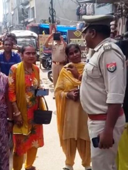 त्योहारों से पहले टप्पेबाजी और ठगी रोकने के लिए हाथरस पुलिस का विशेष अभियान, पीए सिस्टम से अनाउंसमेंट कर और घर-घर पहुंचकर लोगों को किया जा रहा जागरूक, बाजारों व व्यापारिक प्रतिष्ठानों में पुलिस दे रही सतर्कता का संदेश