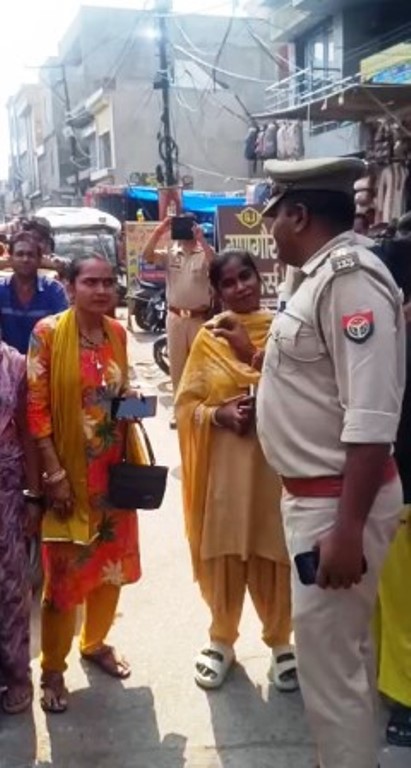 त्योहारों से पहले टप्पेबाजी और ठगी रोकने के लिए हाथरस पुलिस का विशेष अभियान, पीए सिस्टम से अनाउंसमेंट कर और घर-घर पहुंचकर लोगों को किया जा रहा जागरूक, बाजारों व व्यापारिक प्रतिष्ठानों में पुलिस दे रही सतर्कता का संदेश
