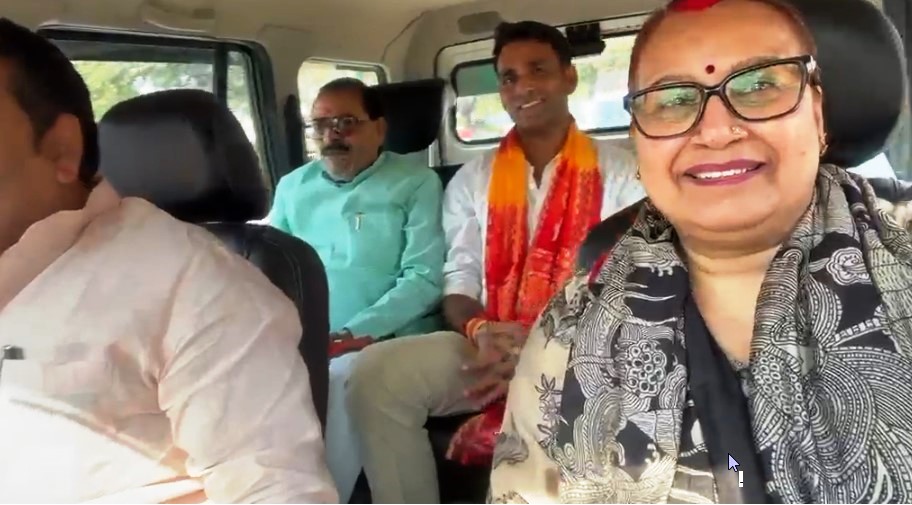 हाथरस में चुनाव प्रचार के अंतिम दिन दिखा भाजपा का दम, सांसद ने संभाली गाड़ी की कमान; एक ही कार में नजर आए दिग्गज नेता, एक साथ निकले जनप्रतिनिधि और पदाधिकारी
