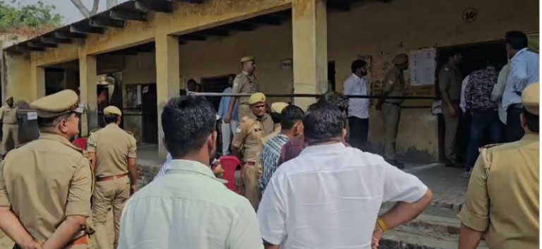 सिकंदराराऊ : एमएलसी चुनाव शांतिपूर्ण संपन्न, डीएम-एसपी ने मतदान केंद्र का किया निरीक्षण
