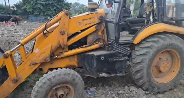 सिकंदराराऊ में चोरों के निशाने पर नगर पालिका के वाहन, जेसीबी की बैटरी चोरी