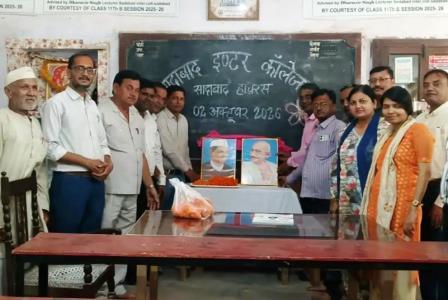 सादाबाद : राष्ट्रपिता और लाल बहादुर शास्त्री को जयंती पर नमन, सरकारी कार्यालय, स्कूल, कॉलेज, समाजसेवी संस्थाओं ने मनाई जयंती