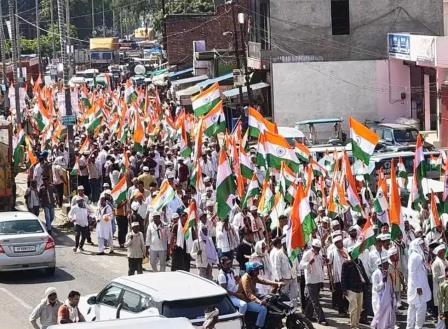सादाबाद : तिरंगा यात्रा में उमड़ा युवाओं का हुजूम, गांधी जयंती पर पूर्व विधायक के संयोजन में निकाली गई विशाल तिरंगा यात्रा