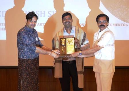 सादाबाद : चित्रकार हाथरसी को इंटरनेशनल कला रत्न अवॉर्ड से नवाजा, एकमतेज फाउंडेशन ने ‘धरोहर सम्मान-चित्रकला’ सम्मान से डॉ. भेदप्रकाश सिंह की किया सम्मानीय, चित्रकार हाथरसी ने कला के क्षेत्र में दिया है अनुकरणीय योगदान