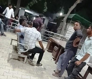 सिकन्दराराऊ : आगरा एसओजी की सिकन्दराराऊ में सर्राफ की दुकान पर दबिश, पूछताछ के बाद टीम साथ ले गई