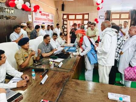 सम्पूर्ण समाधान दिवस में मंडलायुक्त ने सुनीं फरियादें, 133 शिकायतें हुईं प्राप्त, 12 का मौके पर निस्तारण, लाभार्थियों को बांटे लाखों के डेमो चेक, असंतुष्ट फरियादियों के मामलों की होगी समीक्षा