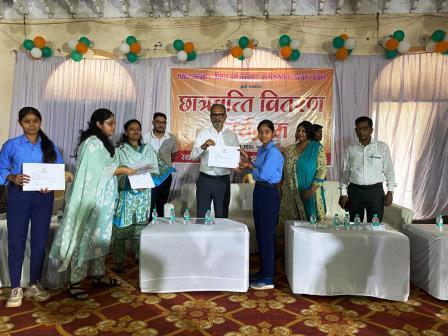 हाथरस में 3055 छात्र-छात्राओं को मिली छात्रवृत्ति, प्रमाण पत्र पाकर खिले चेहरे