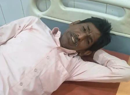 सादाबाद : डिवाइडर से टकराई बाइक, सवार घायल, सामने वाले वाहन की तेज रोशनी के कारण हुआ हादसा
