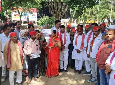 हाथरस में कलेक्ट्रेट पर सपा का जोरदार प्रदर्शन: जनसमस्याओं को लेकर राज्यपाल के नाम डीएम को सौंपा ज्ञापन