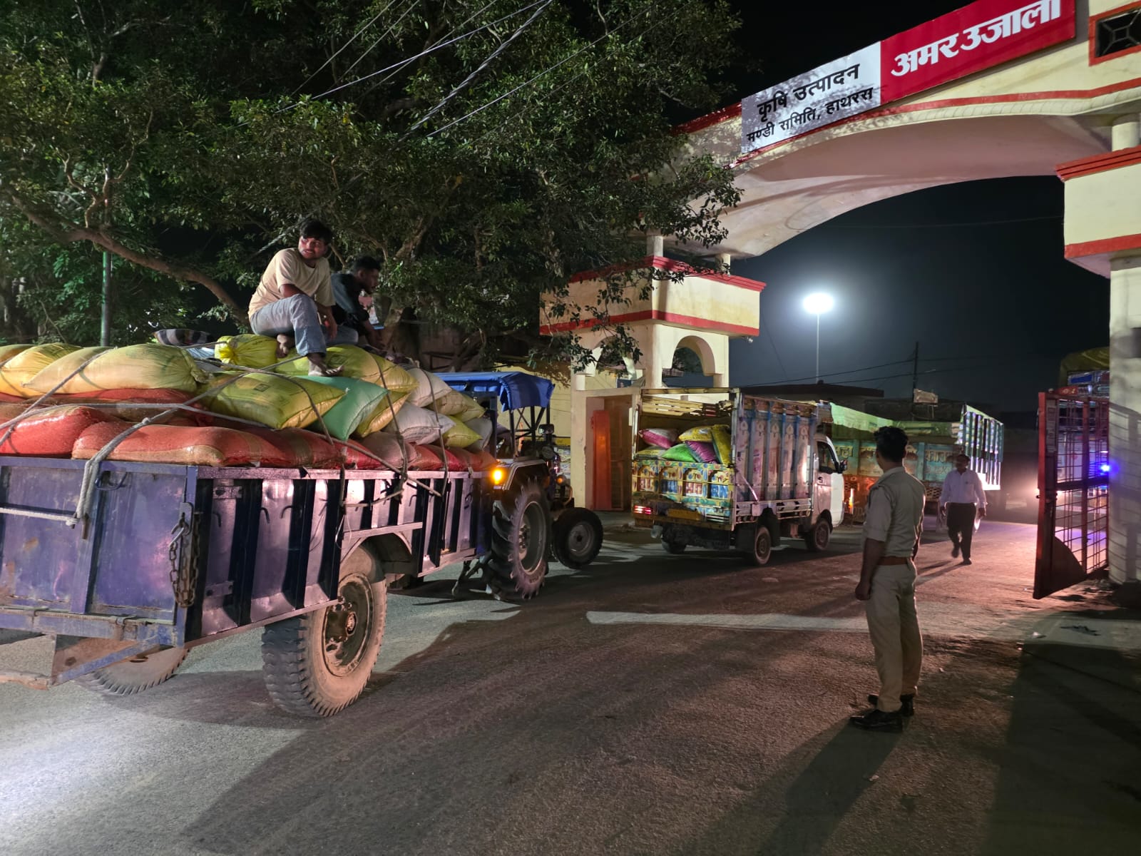 हाथरस मंडी में धान की बंपर आवक से लगा भीषण जाम, दोनों गेट बंद: घंटों इंतजार के बाद वापस लौटे किसान