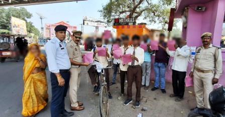 हाथरस में यातायात पुलिस का विशेष अभियान, नशे में ड्राइविंग और ओवरलोडिंग पर पुलिस की नजर, बिना हेलमेट-सीट बेल्ट वालों की हुई जांच