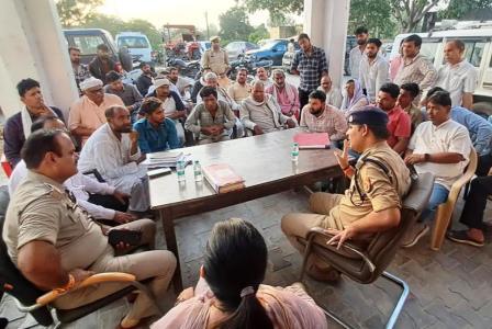 सादाबाद : श्री रामलीला महोत्सव को लेकर पुलिस प्रशासन तैयार, समिति अध्यक्ष, शोभायात्रा प्रमुखों के साथ एसडीएम, सीओ ने बैठक कर लिया फीड बैक