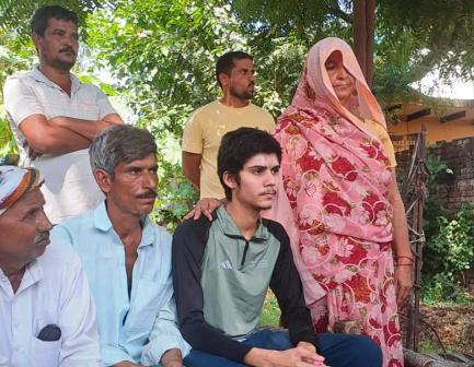 सादाबाद : घर पहुंचा अनुज तो झलक आई आँखे, 3 जुलाई से लापता था खेड़ा बरामई का 16 वर्षीय अनुज, बरसाना स्थित आश्रम से मिला, तलाश में भटक रहे थे परिजन
