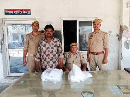 दीपावली से पहले हाथरस पुलिस का बड़ा एक्शन, 33 टन पोटाश-गंधक बरामद, 2 आरोपी गिरफ्तार, अन्य आरोपियों की तलाश जारी