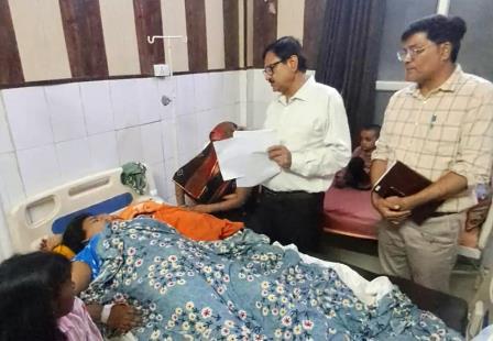 सादाबाद : इमरजेंसी मरीजों को बेहतर सुविधा देने पर जोर, देर एसीएमओ ने सीएचसी के इमरजेंसी, एफआरयू का किया निरीक्षण