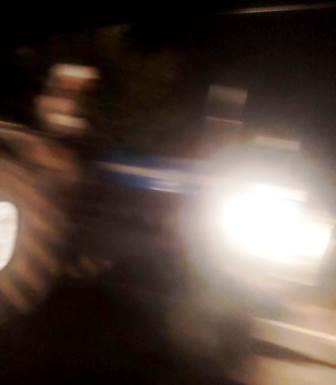 हसायन में रात के अंधेरे में मिट्टी खनन का आरोप, कोतवाली के सामने से गुजरते रहे मिट्टी से भरे ट्रैक्टर