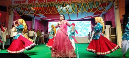 श्री दाऊजी मेला में सजी संगीत की महफिल, ‘फीलिंग’ और ‘बुलेट पे गेड़ियां’ पर थिरके दर्शक, सुमित गोस्वामी और आसू ट्विंकल की प्रस्तुतियों पर झूमे दर्शक