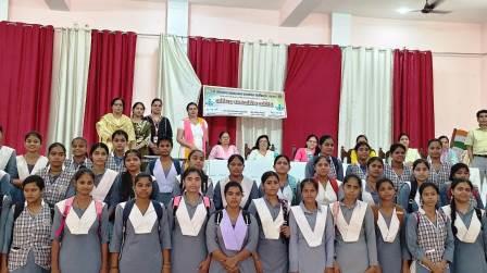 एविएशन सेक्टर में करियर के अवसरों से रूबरू हुईं छात्राएं, फ्रैंकफिन संस्था ने कराया स्कॉलर टेस्ट, एयरहोस्टेस और ग्राउंड स्टाफ सहित रोजगार के अवसरों की दी जानकारी
