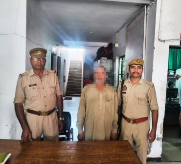 सादाबाद : पुलिस ने एक हत्यारोपी को किया गिरफ्तार, तीन अक्टूबर को क्षेत्र के गांव घूंचा में खेत की जुताई के दौरान हत्या का आरोप